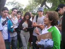Elvira Snchez, con estudiantes de periodismo