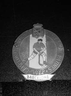 CHAPA METALICA CAMPEONATO DEL MUNDO HOCKEY SOBRE PATINES, MAYO 1954, BARCELONA (Coleccionismo Deportivo - Medallas, Monedas y Trofeos)