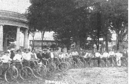 Imagen 2. Ciclistas en el Parque Central de San José (s.f.)