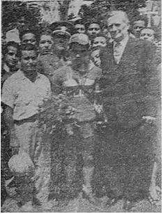 Imagen 10. En el centro de la foto aparece Rigoberto Salazar ganador de la carrera San José-Puntarenas-San José de 1945. A su derecha, don Carlos María Palma. A su izquierda, el Embajador de Estados Unidos, Mr. Johnston, en cuyo honor se corrió esa competencia ciclística