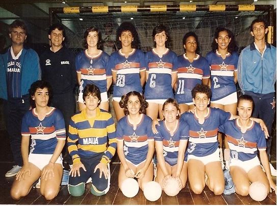 Figura 1. Zezé é a penúltima de pé, à direita com a camisa de número 2, Clube Mauá, década de 1980