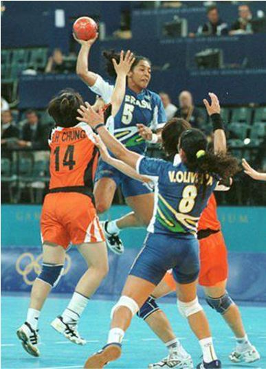 Figura 2. Zezé jogando pela seleção brasileira de handebol com o tradicional camisa de número 5, número que a atleta escolheu para identificá-la