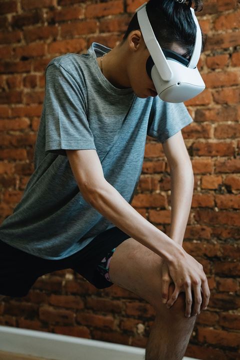 Imagem 1. Mulheres fazendo maca com uma luneta de realidade virtual