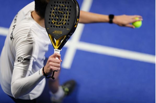 Imagen 1. En el pádel un buen agarre es fundamental para evitar lesiones y mejorar el juego