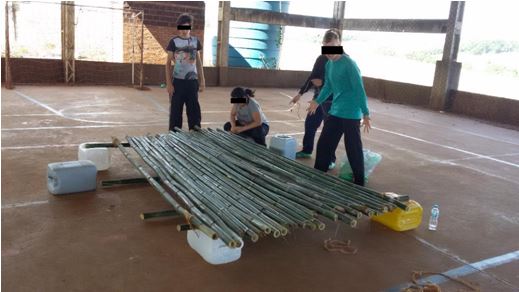 Figura 1. Construção de jangadas na escola