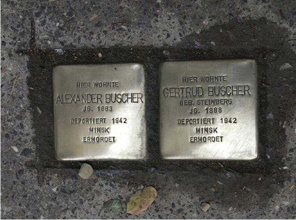 Figura 1. Stolpersteine es el proyecto del artista Gunter Demnig, desarrollado desde 1995 en distintos países para preservar la memoria de la expulsión y exterminio de judíos, gitanos, perseguidos políticos, homosexuales, testigos de Jehová y víctimas de la eutanasia bajo el nacionalsocialismo