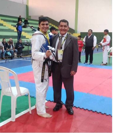 Figura 2. Carlos Reymer con el profesor Francisco Ñuflo, 6° DAN, en un campeonato de taekwondo