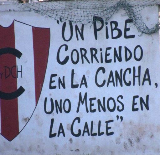 Figura 5. Pintada en Estación Chapadmalal: “Un pibe corriendo en la cancha, uno menos en la calle”