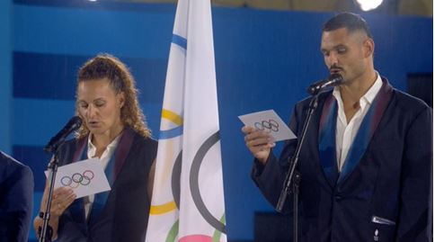 Imagen 3. El nadador Florent Manaudou y la atleta Mélina Robert-Michon prestan el Juramento Olímpico en nombre de todos los deportistas de París 2024