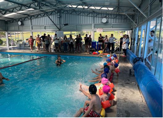 Figura 4. Niños y niñas en la clase de natación