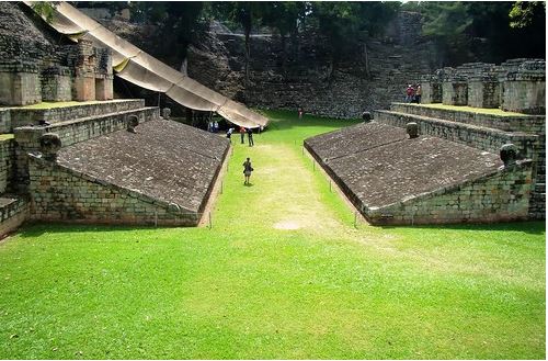 Figura 5. Cancha o pokyak en Copán, Honduras