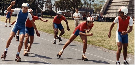 Figura 2. Osvaldo Núñez (a la izquierda) se convirtió en el campeón de patinaje sobre rueda de 1990 al acumular 74 puntos