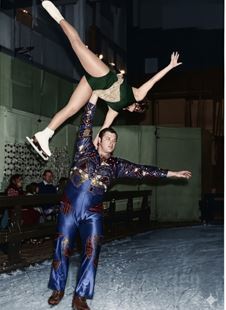 Figura 8. Gonzalo Raventós y Sonia Ramírez en uno de los levantamientos de “Variedades en el hielo” en 1983