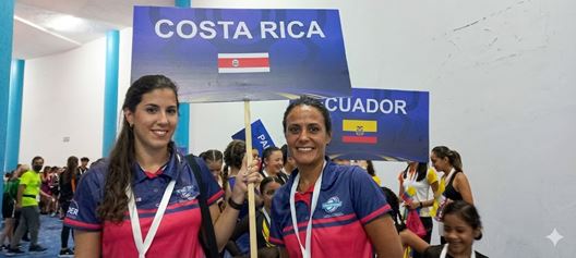 Figura 9. En el orden usual Gimena Ditamo y Nadia Castillo como abanderadas por Costa Rica en el Panamericano de Patinaje Artístico Novatos, Clubes y Naciones en Cancún 2022