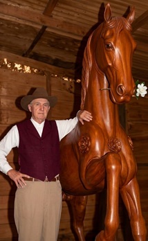 Figura 5. Don Francisco “Paco” Ruíz junto a un corcel de cemento