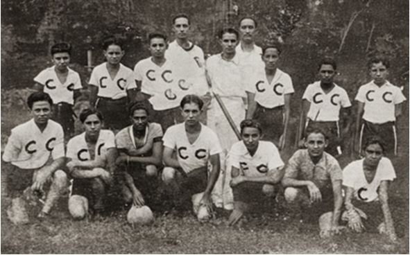 Imagen 1. El club Carlos Cabezas. Sentados en el orden usual: R. Valladares, L. León, L. Ramírez, J. Pérez, M. Orlando Silva, E. Vega y A. Laínez. De pie en el orden usual: J. Ramírez, R. Arce, A. Morales, JA. Espinosa, E. Escobar, Carlos Morales h. y G. Pertz. Representante, Carlos Morales Matus y Manager, Isidro Ramírez