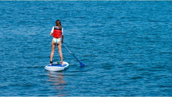 Imagen 1. El paddle surf es un deporte ideal para realizar por un paseo relajado por el mar, el lago o el río